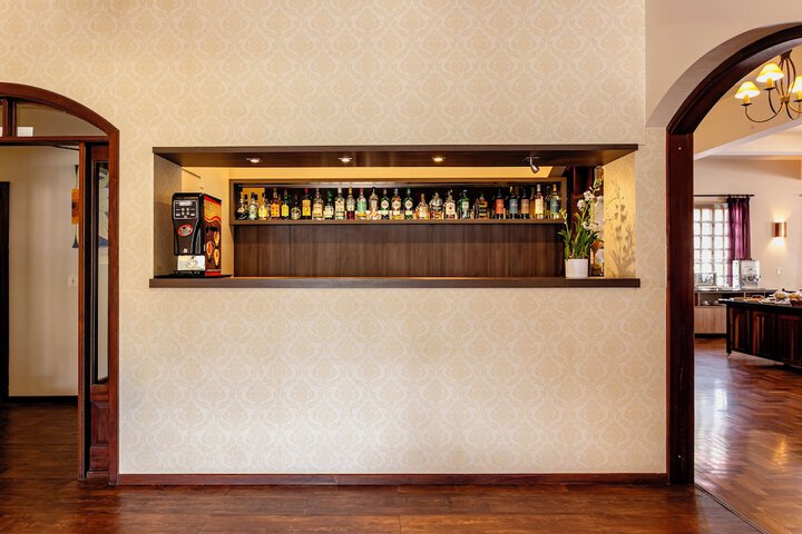 Lounge 77 of 88