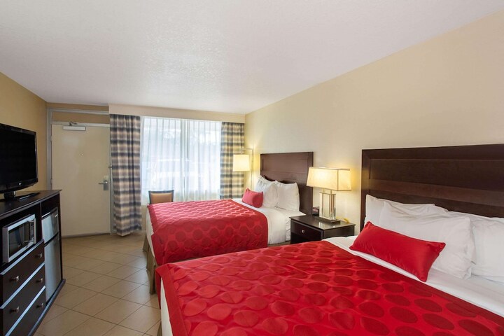 2 Queen Beds (13 of 15)