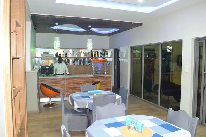 Lounge 21 of 25