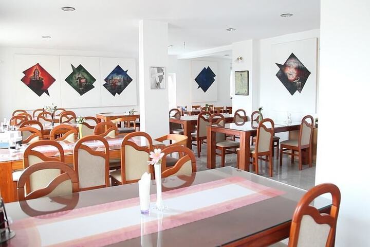 Dining 54 of 60