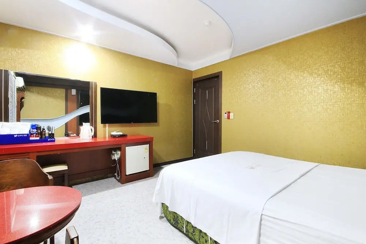 Room 8 of 26