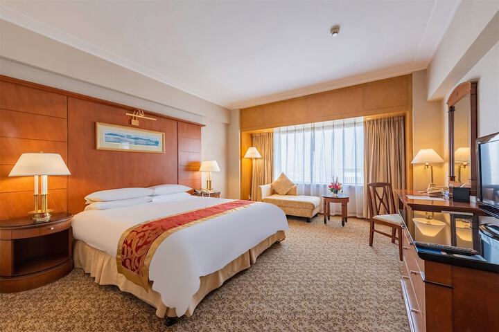 Room 8 of 90