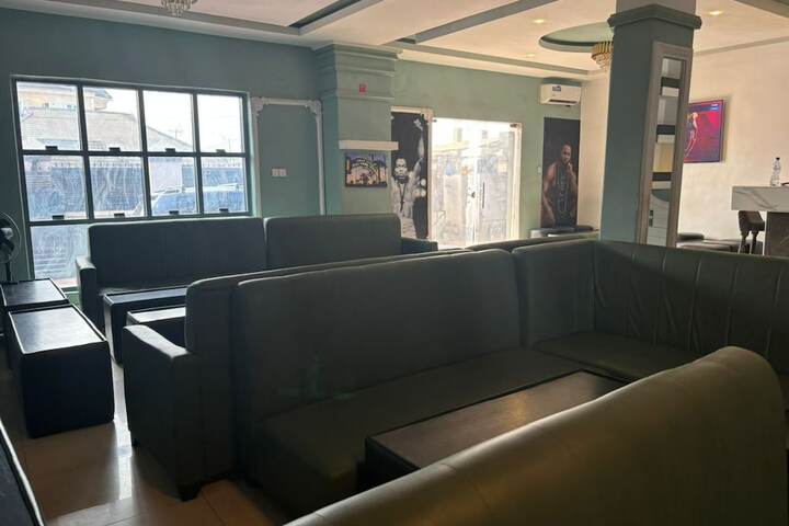 Lounge 19 of 19