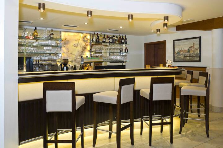 Lounge 36 of 41
