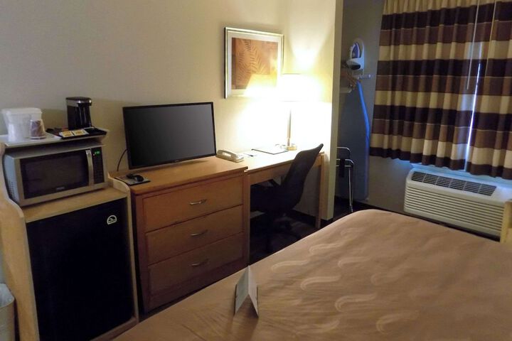 1 King Bed (6 of 10)