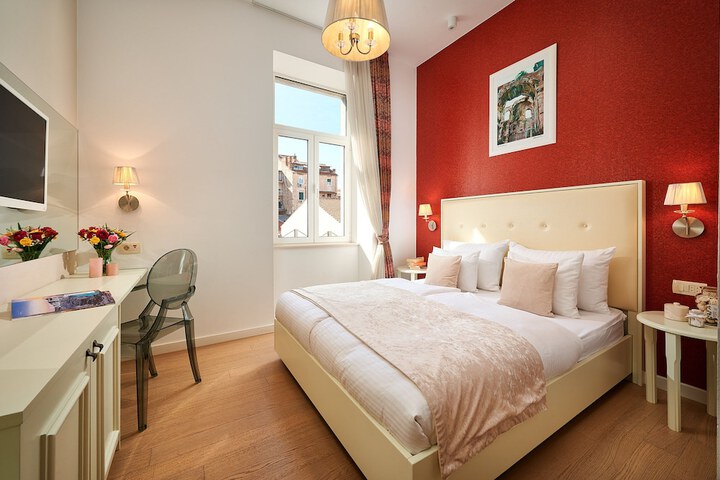 Room 4 of 11