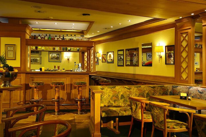 Lounge 80 of 99