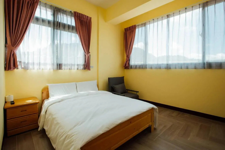 Room 4 of 12