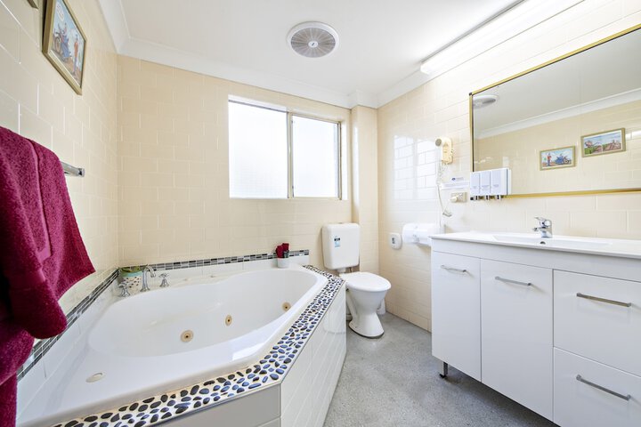 Deep soaking bathtub