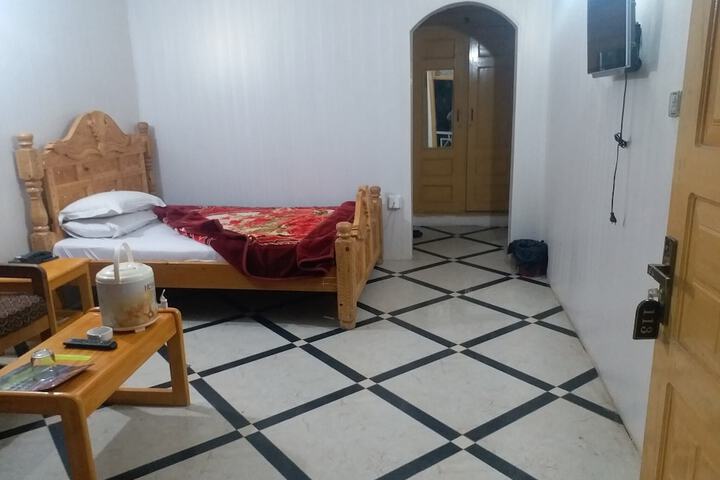 Room 13 of 33