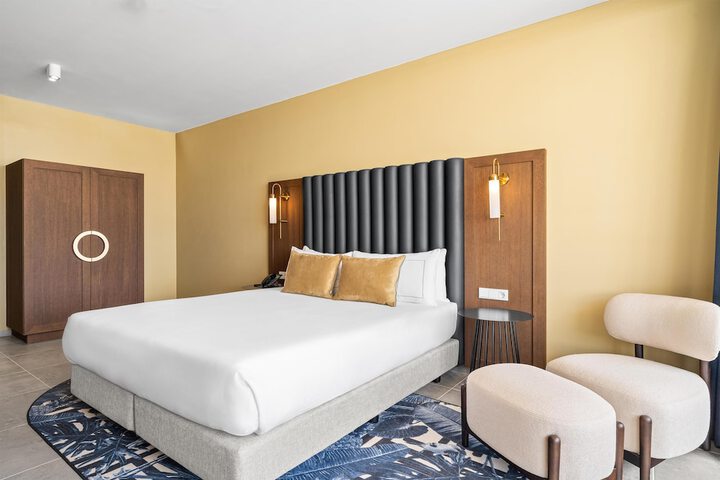 Room 35 of 170