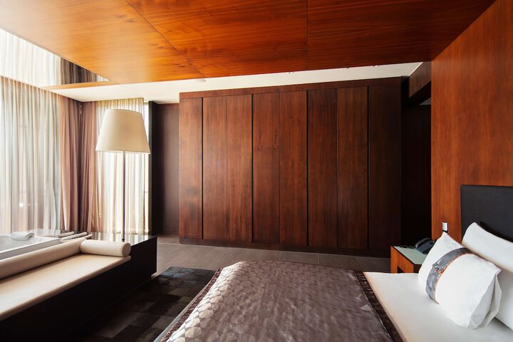 Room 32 of 317