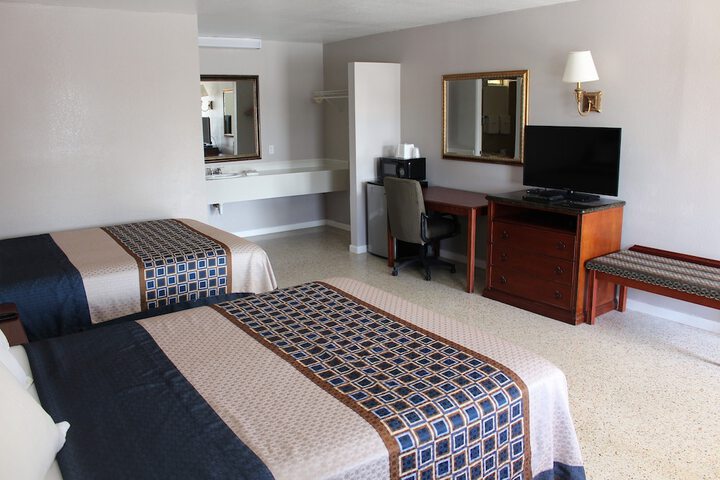 Room 4 of 9
