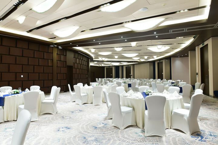 Ballroom/Hall 65 of 72
