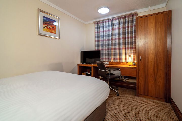 Room 33 of 80