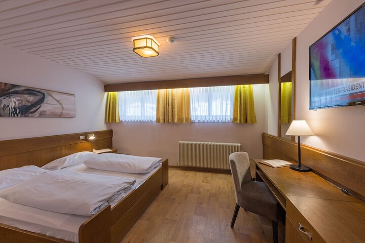 Room 19 of 38