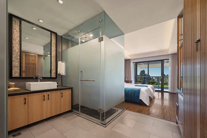 Room 25 of 184