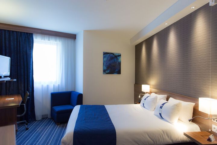 Room 11 of 48