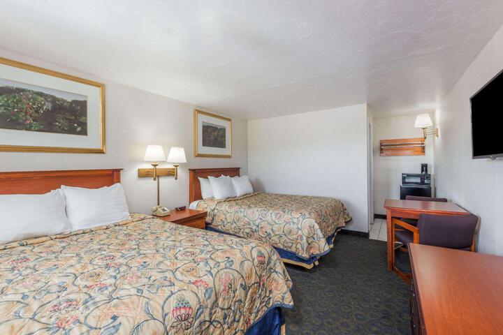 1 Queen Bed (6 of 27)