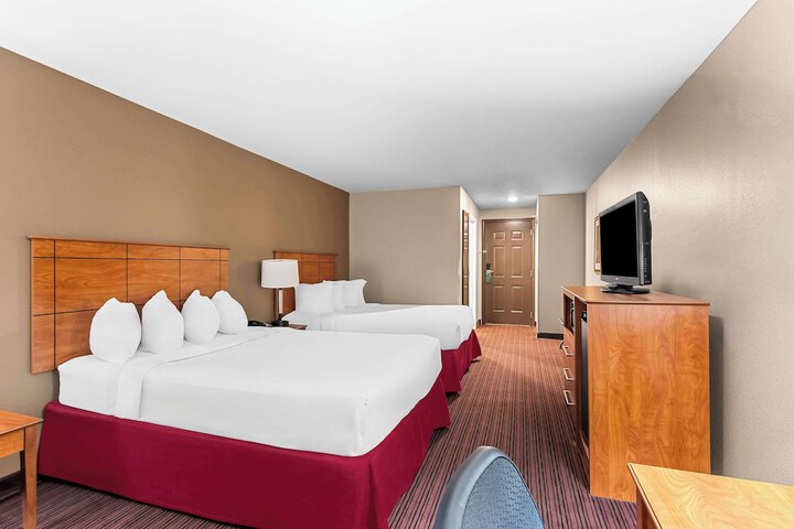 2 Queen Beds (6 of 14)