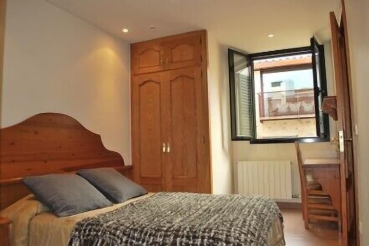 Room 6 of 18