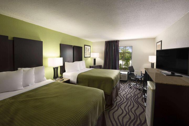 1 Queen Bed (2 of 10)