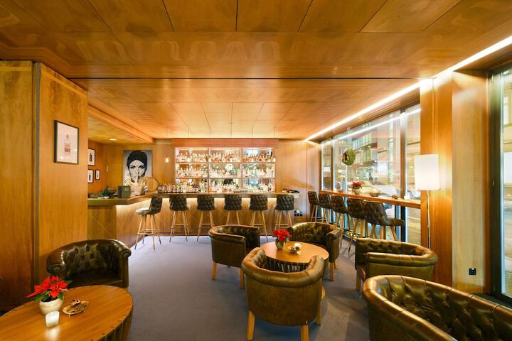 Lounge 56 of 61