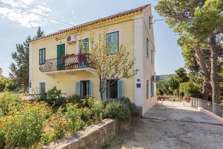 Nice Home in Makarska With Wifi and 2 Bedrooms