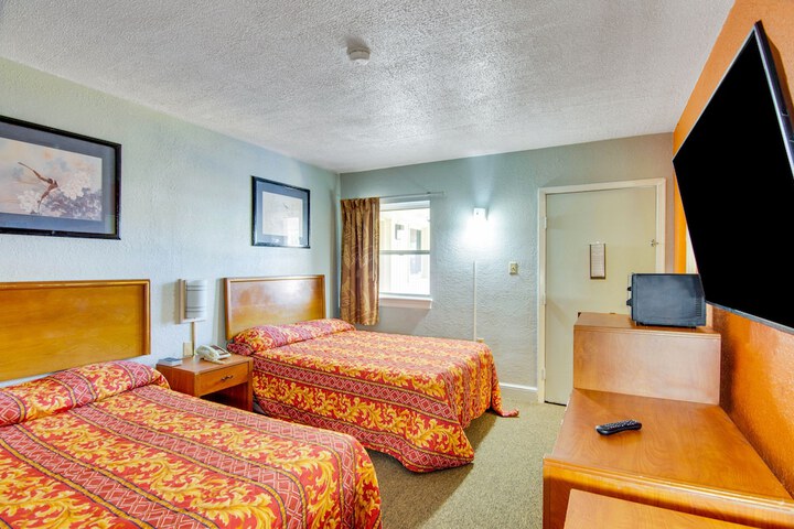 2 Double Beds (9 of 11)
