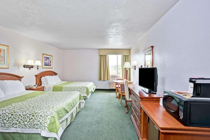 2 Queen Beds (7 of 7)