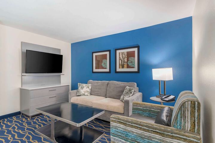 1 King Bed Sofa Bed Microwave and Refrigerator WiFi Full Breakfast (20 of 25)