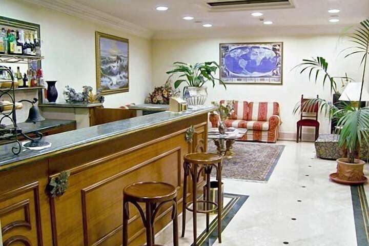 Lounge 42 of 60