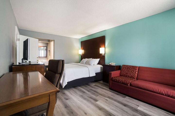 1 King Bed (3 of 18)