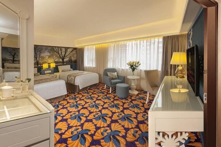 Room 33 of 80