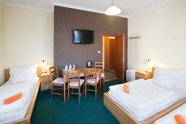 Room 6 of 33