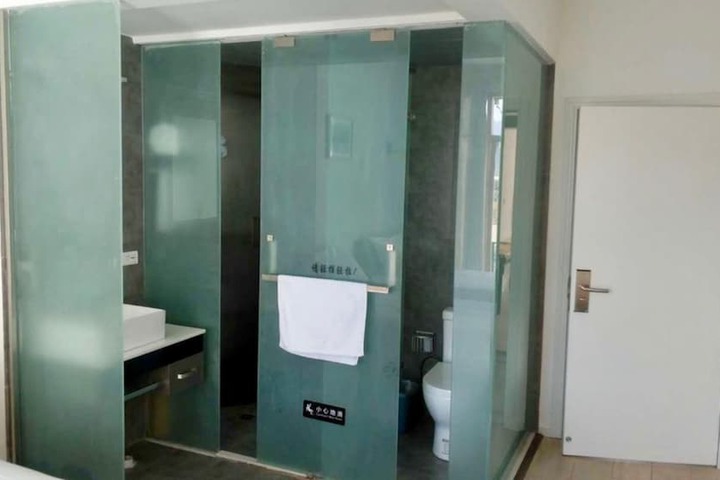 Room 9 of 15