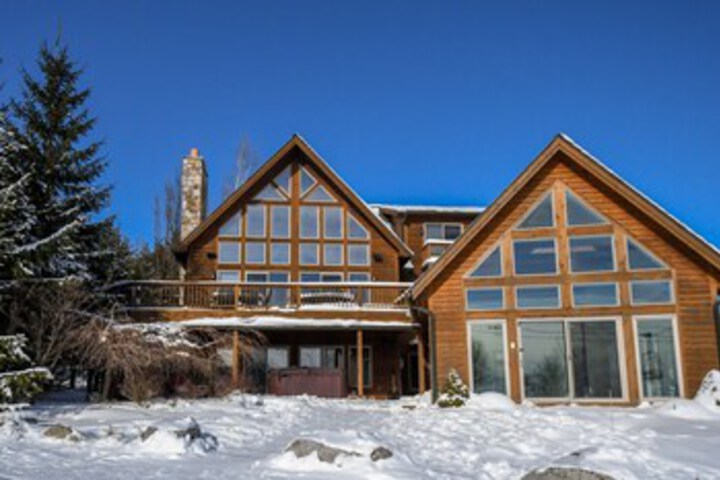 Exterior of Steden Court Eight Bedroom Holiday Home