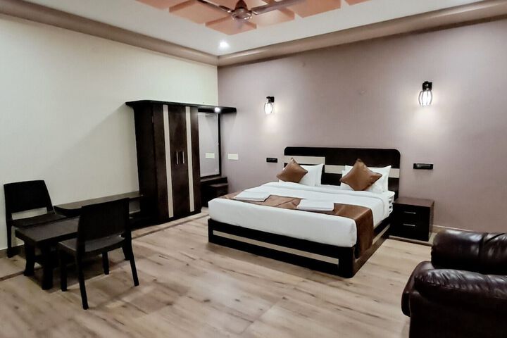Room 5 of 9