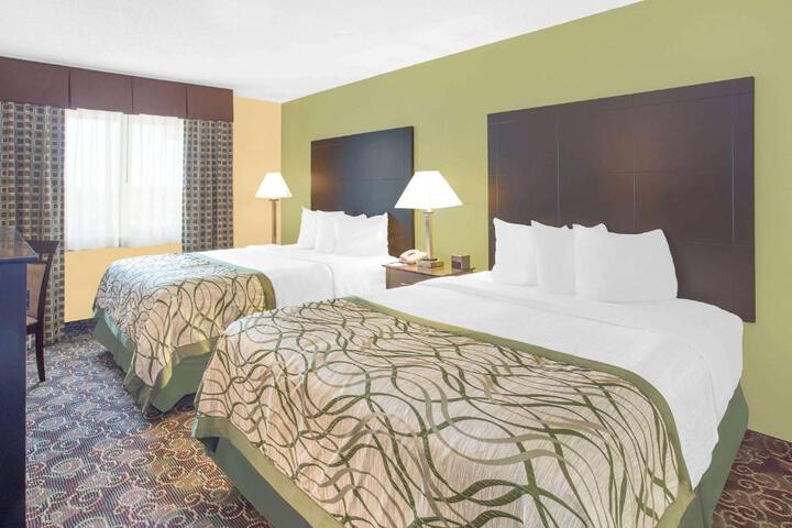 1 Queen Bed Accessible Room (5 of 12)
