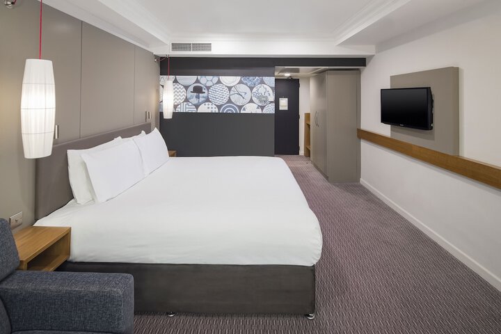 Room 11 of 103