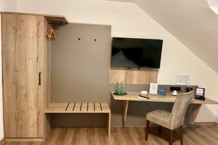 Room 4 of 36