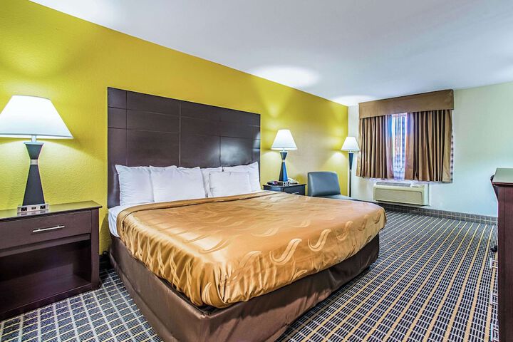 1 King Bed (4 of 13)