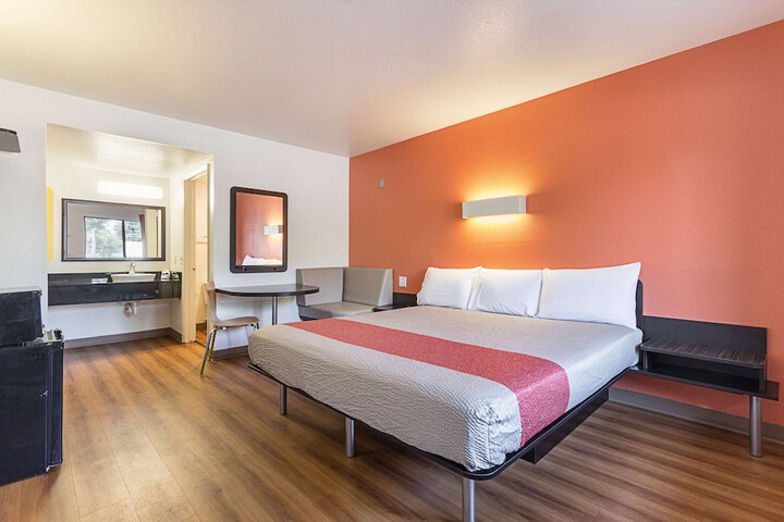 Room 4 of 38
