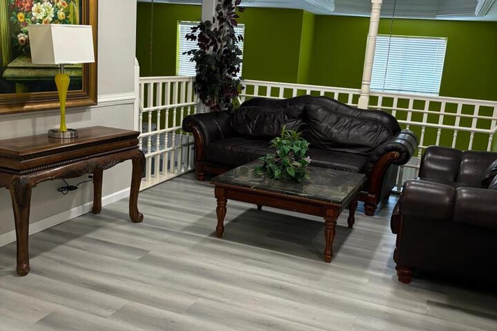 Lounge 11 of 20
