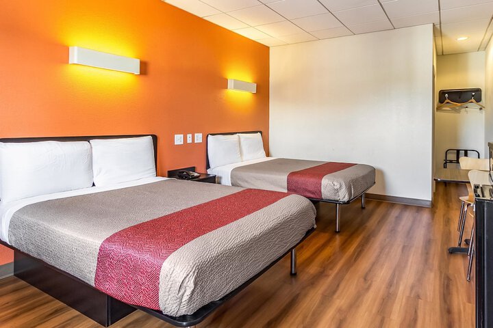 2 Double Beds (9 of 14)