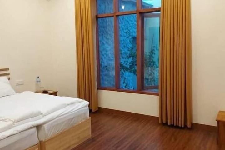 Room 2 of 8