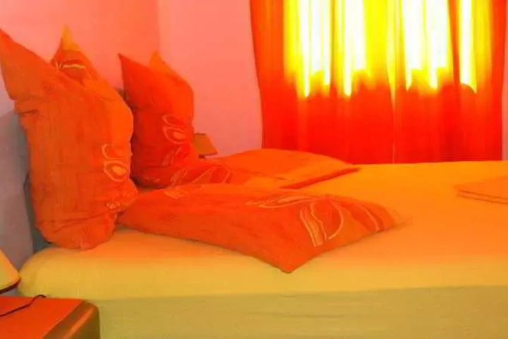 Room 5 of 9
