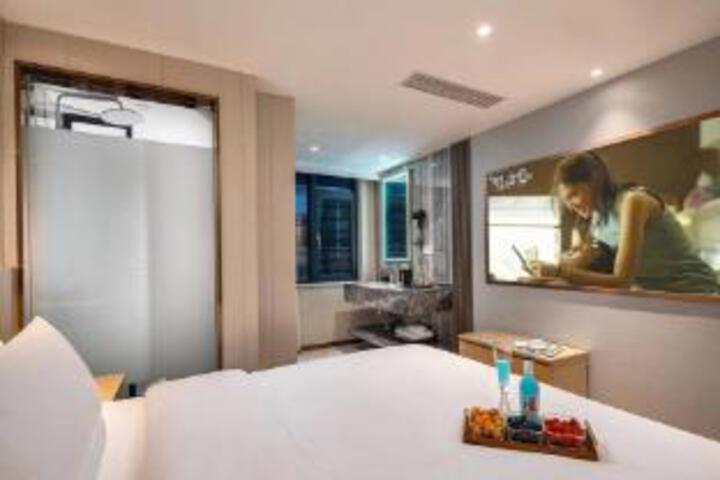 Room 4 of 6