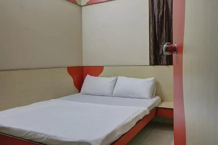 Room 6 of 10