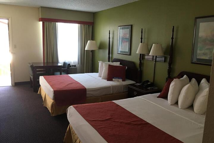 1 Queen Bed (3 of 4)